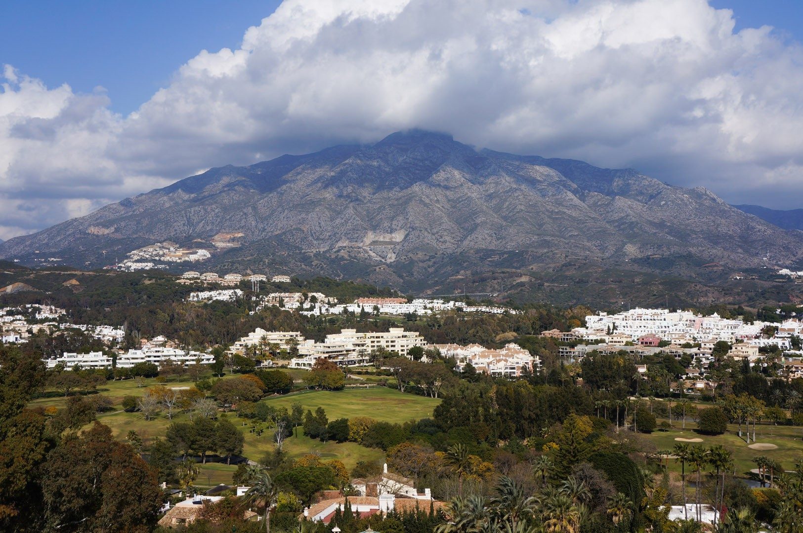 The hills of Nueva Andalucía below La Concha