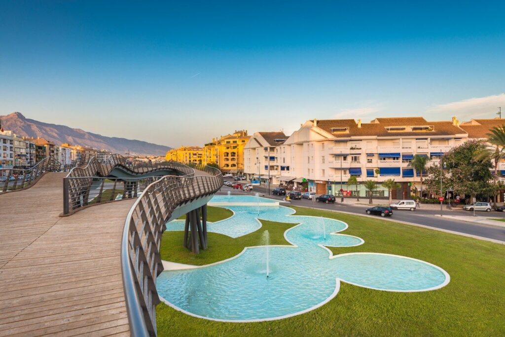 The San Pedro boulevard with its gardens and pools